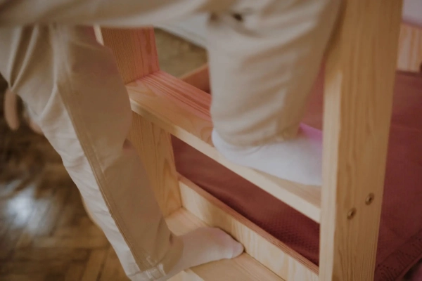 Jak wybrać najbezpieczniejszą drabinkę do łóżka piętrowego? Kompletny przewodnik